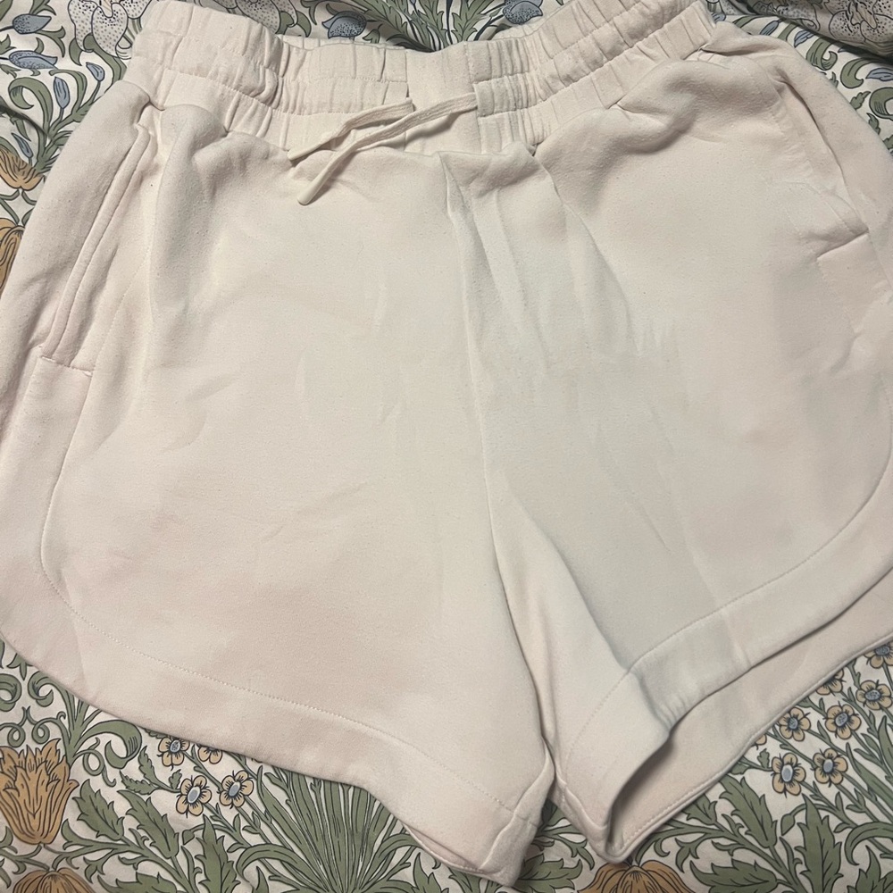 Varley Ollie Shorts in a light khaki color size M